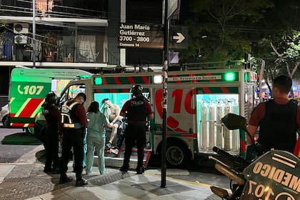 Una persona es asistida en una de las ambulancias tras el incendio en la comisaría