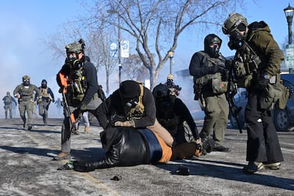 Una persona es derribada por un agente federal en medio de las protestas tras un tiroteo ocurrido el 24 de enero de 2026 en Minneapolis, Minnesota