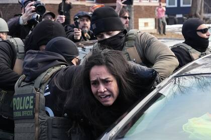 Una persona es detenida en medio de protestas contra el ICE en Minneapolis