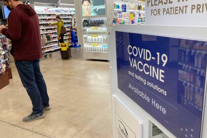 Una persona espera que la llamen para recibir la vacuna de refuerzo contra el COVID-19, el 3 de noviembre de 2021 afuera de una farmacia en Denver. (AP Foto/David Zalubowski, Archivo)
