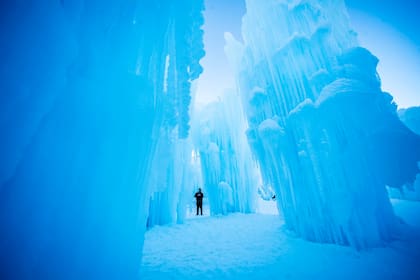 Una persona explora uno de los senderos de hielo de los Castillos de Hielo durante la inauguración en North Woodstock, Nuevo Hampshire, el 27 de diciembre de 2025. Brent Christensen elaboró su primera creación helada en el jardín delantero de su casa para alegrar a sus hijos, y desde 2011, los Castillos de Hielo se han dedicado a crear un mundo de cuevas de hielo, cascadas congeladas y glaciares transformados en arcos, cavernas, toboganes y túneles. (Foto de Joseph Prezioso / AFP)