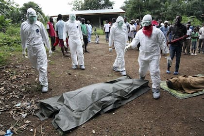 Una persona fallecida durante la epidemai de Ébola en Liberia, en 2014