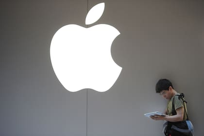Una persona fuera del Apple Store de Shanghai