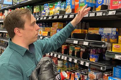 Una persona haciendo compras en un supermercado el Arlington, Virginia, el 21 de febrero de 2024 (Foto AP/Chris Rugaber)