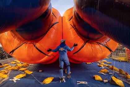 Una persona infla un globo con la forma de Goku en preparación para el desfile de Acción de Gracias de Macy's, el miércoles 27 de noviembre de 2024, en Nueva York. (Foto AP/Yuki Iwamura)