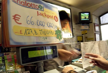 Una persona juega a la lotería en una administración de Roma ( Franco Origlia-Getty Images)