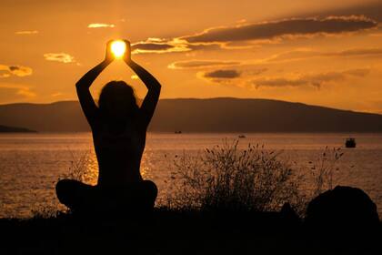 Una persona medita al aire libre