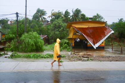 Una persona mira una calle inundada por el huracán Helene la noche del jueves 27 de septiembre de 2024 en New Port Richey, Florida. (Danielle Molisee vía AP)