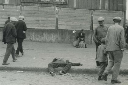 Una persona muerta de hambre en las calles de Jarkov, Ucrania