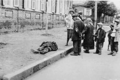 Una persona muerta en las calles de Jarkov, Ucrania