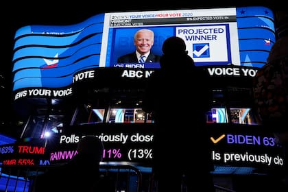 Una persona observa una pantalla que proyecta los resultados parciales de las elecciones en TImes Square, Nueva York