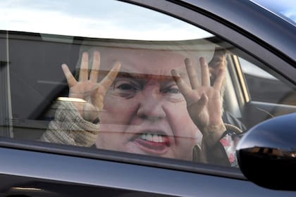 Una persona participa en una manifestación en Colorado Blvd para apoyar al presidente de EE. UU., Donald Trump.1 de enero de 2021, EE. UU., Pasadena