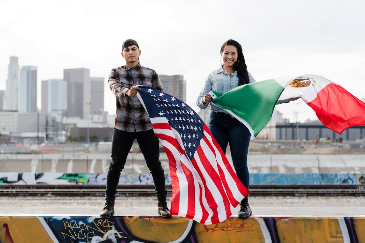 Una persona podrá tener derechos y obligaciones amparados por las leyes de ambos países