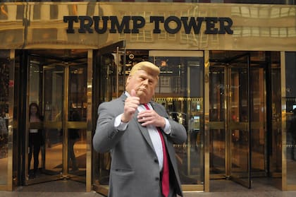 Una persona que imita a Donald Trump frente a la Trump Tower, en la Quinta Avenida de Manhattan
