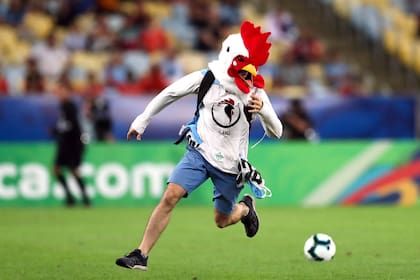 La persona que entró al campo de juego disfrazado de pollo, en el partido Chile-Uruguay