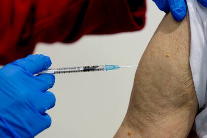 Una persona recibe la vacuna contra el coronavirus el 11 de noviembre de 2021, en Fráncfort, Alemania.  (AP Foto/Michael Probst)