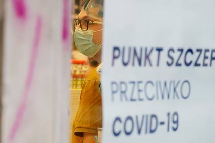 Una persona recibe la vacuna contra el COVID-19 en Varsovia, Polonia, 28 de noviembre de 2021. (AP Foto/Czarek Sokolowski)