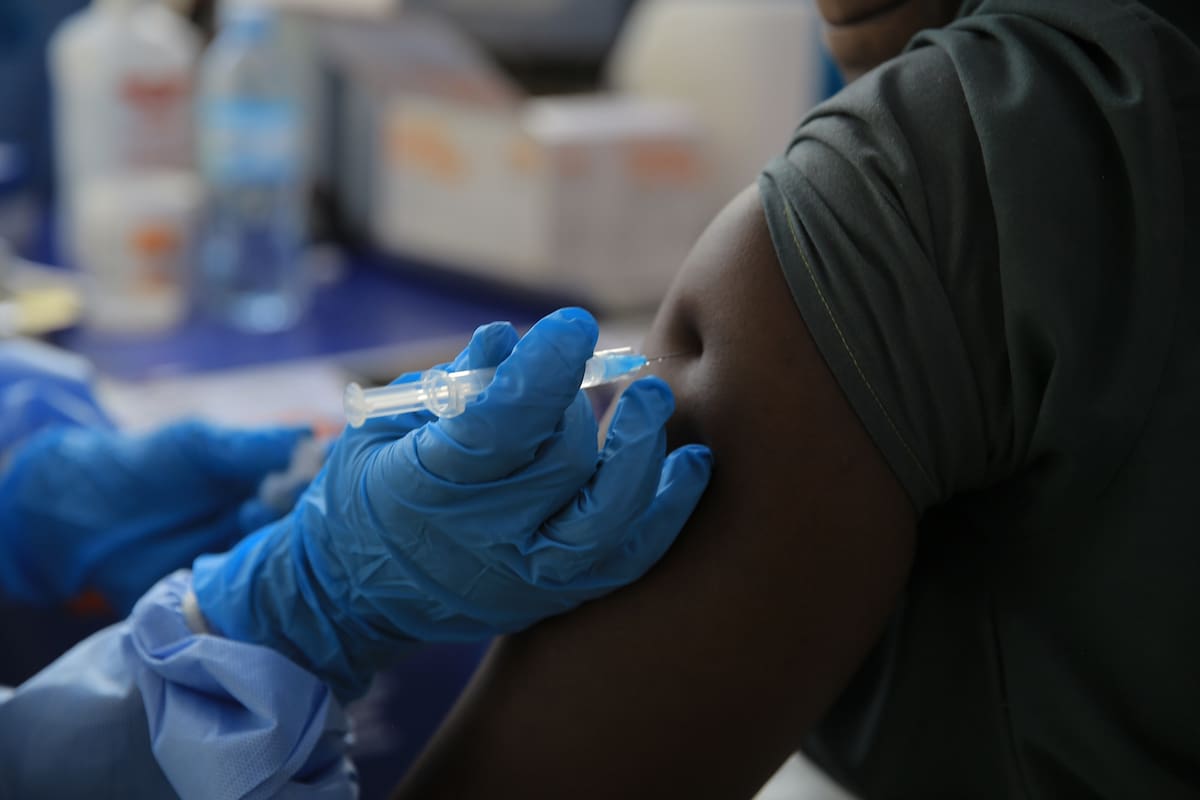 Una persona recibe la vacuna contra el ébola en Beni, provincia de Kivu del Norte, República Democrá