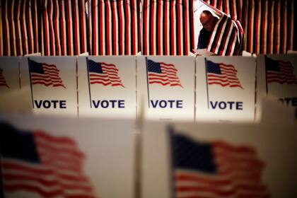 Una persona sale de un kiosco de votación tras participar en las primarias de Nueva Hampshire el 9 de febrero de 2016 en Nashua, Nueva Hampshire. (Foto AP/David Goldman)