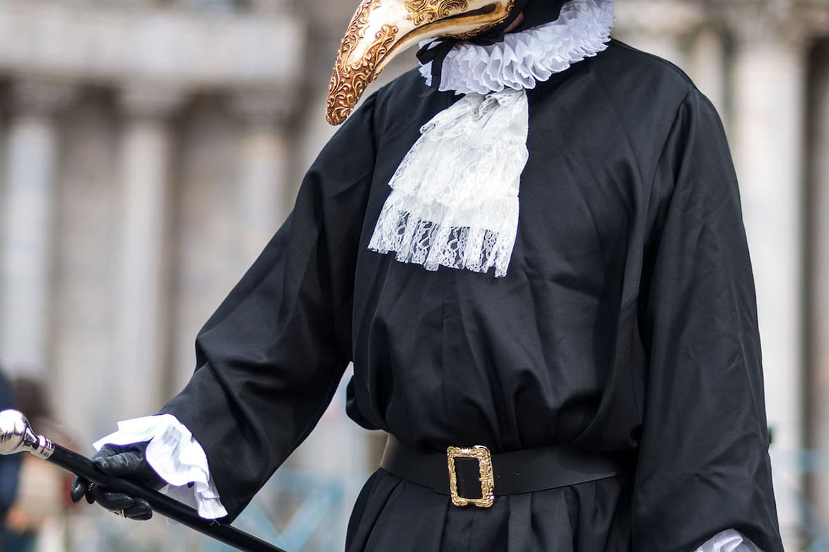 Una persona se disfraza, en Venecia, con los atuendos de los médicos de la peste del siglo XIV