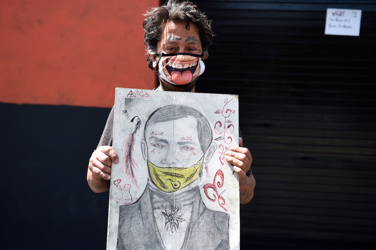 Una persona sin hogar posa para un retrato con una máscara facial contra la propagación del nuevo coronavirus en la Ciudad de México el 8 de abril de 2020