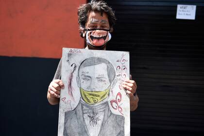 Una persona sin hogar posa para un retrato con una máscara facial contra la propagación del nuevo coronavirus en la Ciudad de México el 8 de abril de 2020