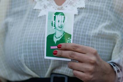 Una persona sostiene un retrato de Eva Perón durante una manifestación en Buenos Aires, la capital de Argentina.