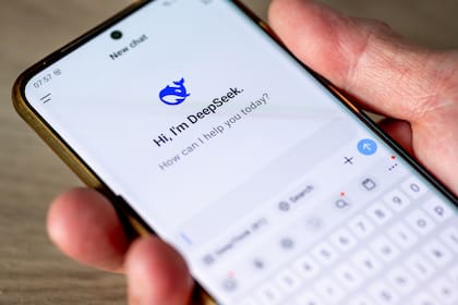 Una persona sostiene un teléfono móvil utilizando la aplicación de inteligencia artificial de código abierto china DeepSeek
