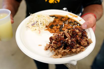 Una persona sujeta un plato con comida en Cedar Rapids, Iowa, el 6 de agosto de 2023. Un reporte de la ONU dice que el mundo desperdicia millones de toneladas de comida cada año. (Foto AP /Charlie Neibergall)