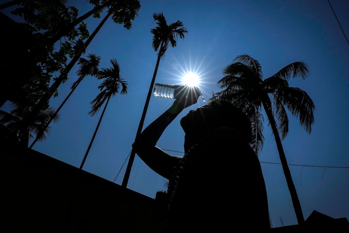 Una persona trata de protegerse del calor echándose agua en la cara en Guwahati, India, el 25 de mayo del 2024.. (Foto AP/Anupam Nath)