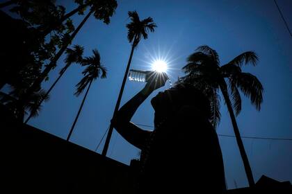 Una persona trata de protegerse del calor echándose agua en la cara en Guwahati, India, el 25 de mayo del 2024.. (Foto AP/Anupam Nath)