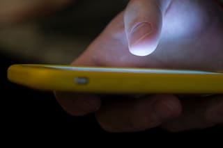 Francia busca prohibir el uso de redes sociales para menores de 15 años antes del año escolar