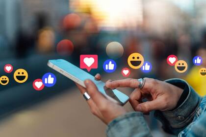 Una persona utiliza un teléfono