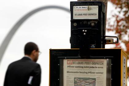 Una persona viendo una portada del periódico St. Louis Post-Dispatch en San Luis, Missouri, el 10 de noviembre del 2009. (Foto AP/Jeff Roberson)