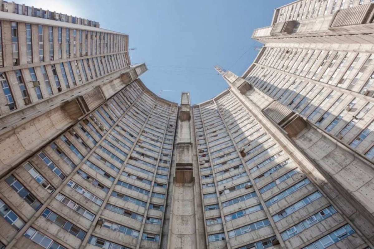 Una perspectiva hacia el cielo desde el jardín interno de la Torre Dorrego