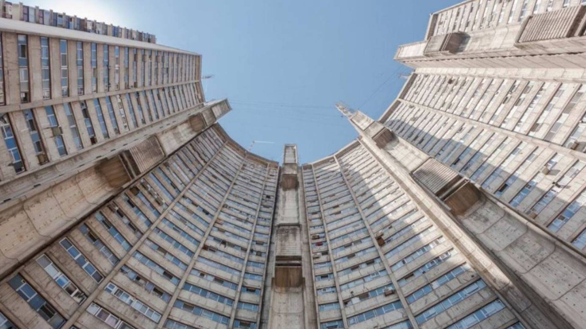 Una perspectiva hacia el cielo desde el jardín interno de la Torre Dorrego