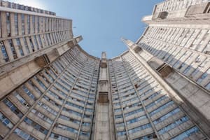 Una perspectiva hacia el cielo desde el jardín interno de la Torre Dorrego