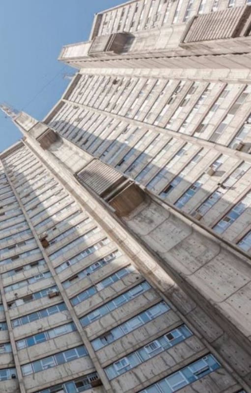 Una perspectiva hacia el cielo desde el jardín interno de la Torre Dorrego