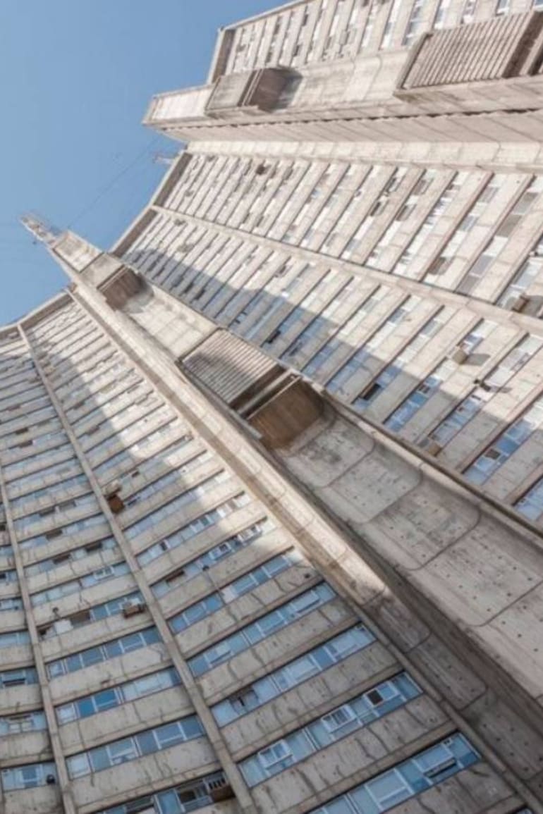 Una perspectiva hacia el cielo desde el jardín interno de la Torre Dorrego