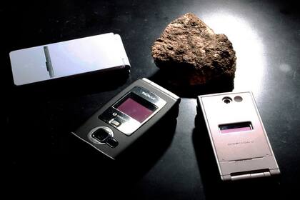 Una piedra de bastnasita, un mineral utilizado para fabricar teléfonos móviles y dispositivos electrónicos