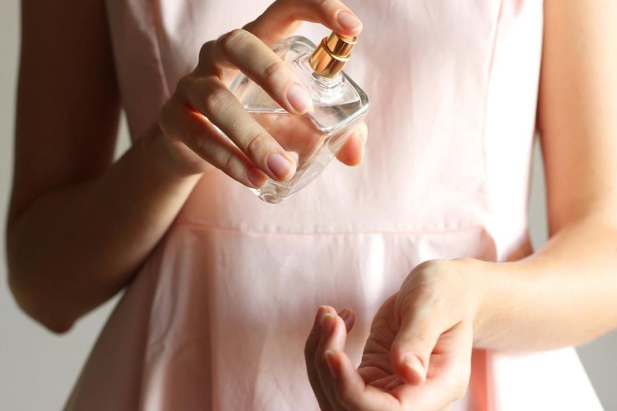 Una piel limpia y suave permite una mayor adherencia del perfume y, por lo tanto, favorece su duración en el tiempo