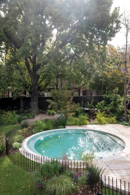 Una pileta circular añade diseño y modernidad al jardín.
