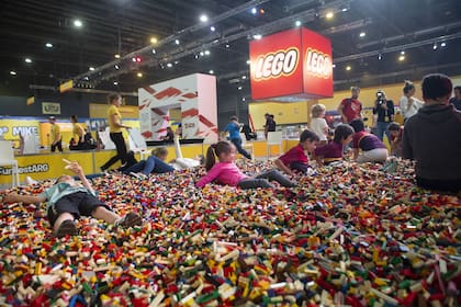 Una pileta gigante llena de ladrillos