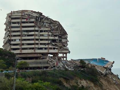 Una pileta se asoma al precipicio junto al derrumbado edificio al que pertenecía