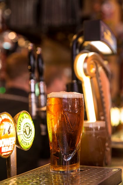 Una pinta de cerveza en un auténtico irish pub.
