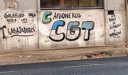 Una pintada con el reclamo que activó Moyano