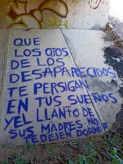 Una pintada hecha por las Madres Buscadoras cerca de una fosa encontrada