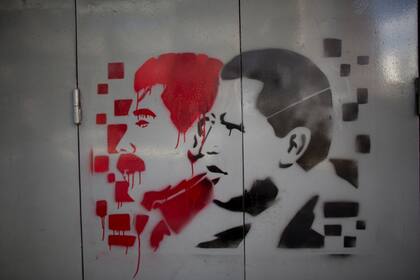 Una pintada de Chávez y Maduro