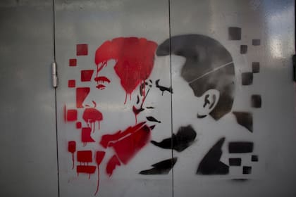 Una pintura de Chávez y Maduro