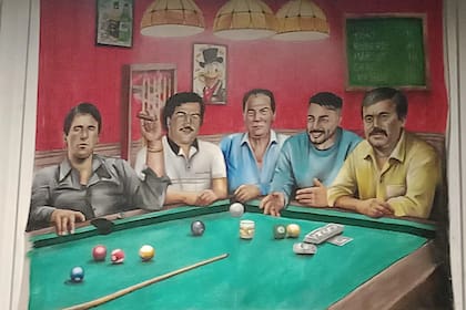 Una pintura incautada tras el arresto de Sebastián Marset en Santa Cruz de la Sierra, Bolivia: Tony Montana (personaje de Scarface), Pablo Escobar, Roberto Suárez Gómez, Marset y el Chapo Guzmán